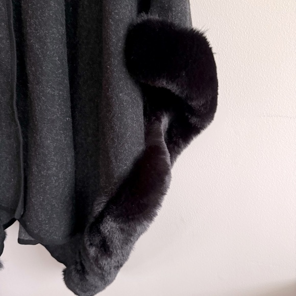 Torrid Womens Fur Trim Hooded Ruana Poncho Gray Black Faux Fur Fall Winter OS - Picture 9 of 11